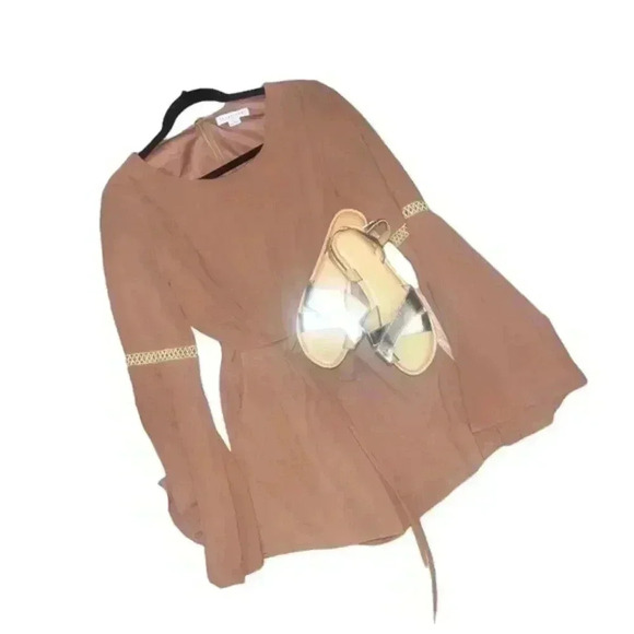 Super Cute Romper -⬇️PRICE DROP⬇️. Size Small with Sandals - Picture 10 of 10